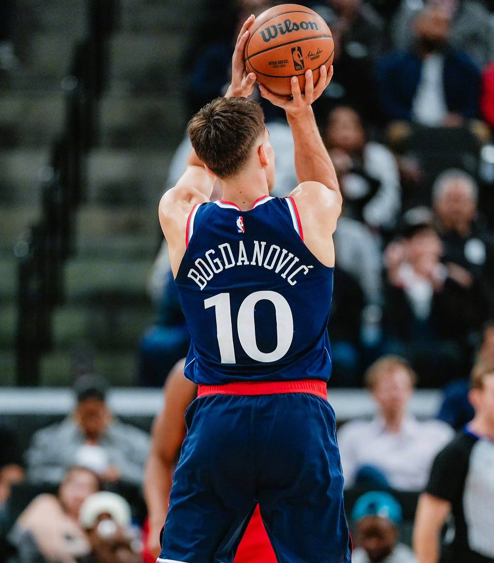 鹈鹕完胜快船,保罗三分雨点燃全场 鹈鹕完胜快船,保罗三分雨点燃全场