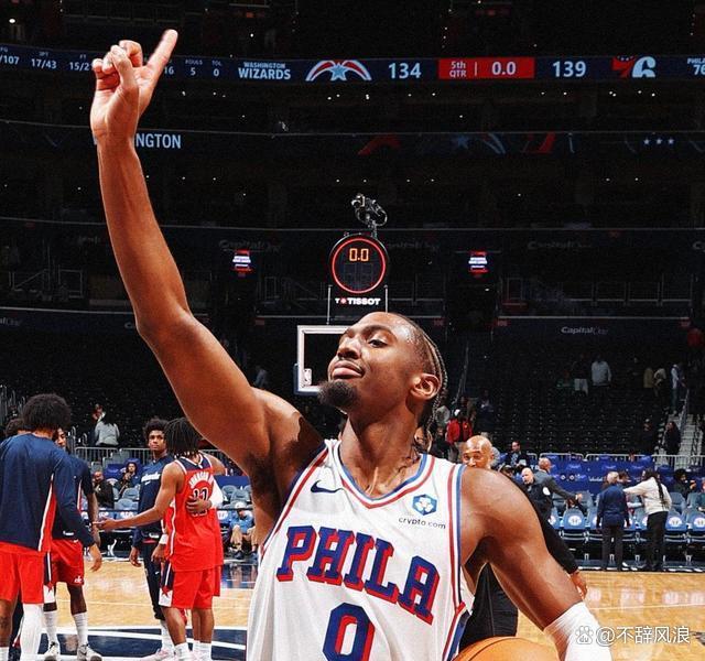 76人完胜马刺，布克点燃赛场