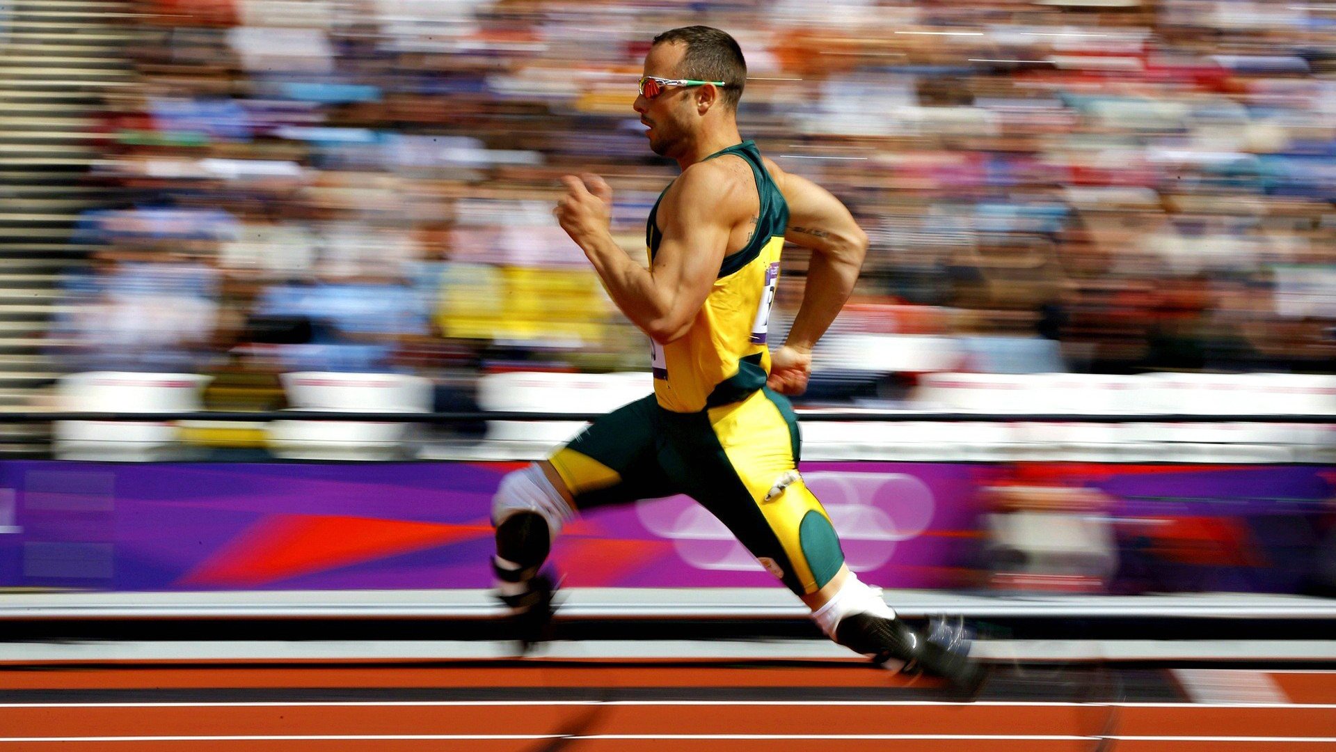 霍勒迪的方向盘上，旋转着整个赛季的重量