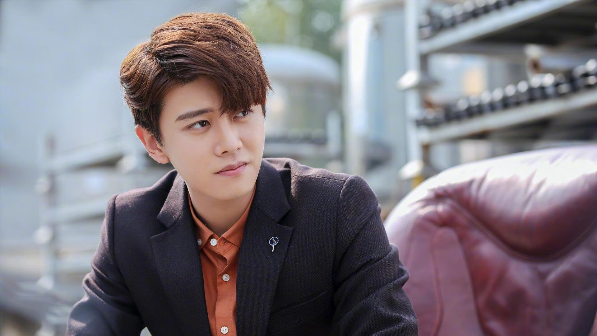 曼彻斯特红撕裂蓝黑铁幕，加克波的彩虹弧线与英格兰足球的旧约新生